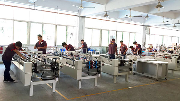 東電全自動(dòng)膠盒機(jī)裝配車間 東電全自動(dòng)膠盒機(jī)裝配車間